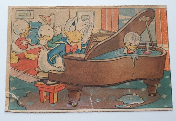 Anders ved klaver som ungerne har fyldt med vand, ubrugt, Serie 158, Med eneret for Danmark af Mickey Mouse corp, København.jpg