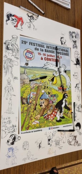 Festivalplakaten med ramme med tegninger